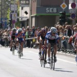 Zielsprint von Daniel bei Rund um Düren um Platz 17 und hinten sieht man Timon auf Platz 21 rein rollen. Zielsprint von Daniel bei Rund um Düren um Platz 17 und hinten sieht man Timon auf Platz 21 rein rollen.
